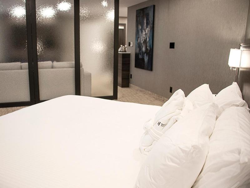 White Oaks Conference & Resort Spa Niagara-on-the-Lake Exteriör bild A bedroom at the Hotel Indigo