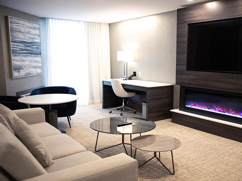 White Oaks Conference & Resort Spa Niagara-on-the-Lake Exteriör bild A living room with a linear fireplace