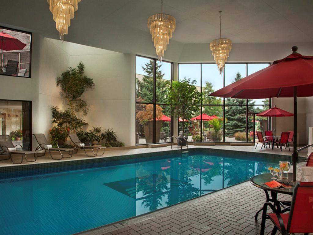 White Oaks Conference & Resort Spa Niagara-on-the-Lake Exteriör bild The pool at the MGM Grand