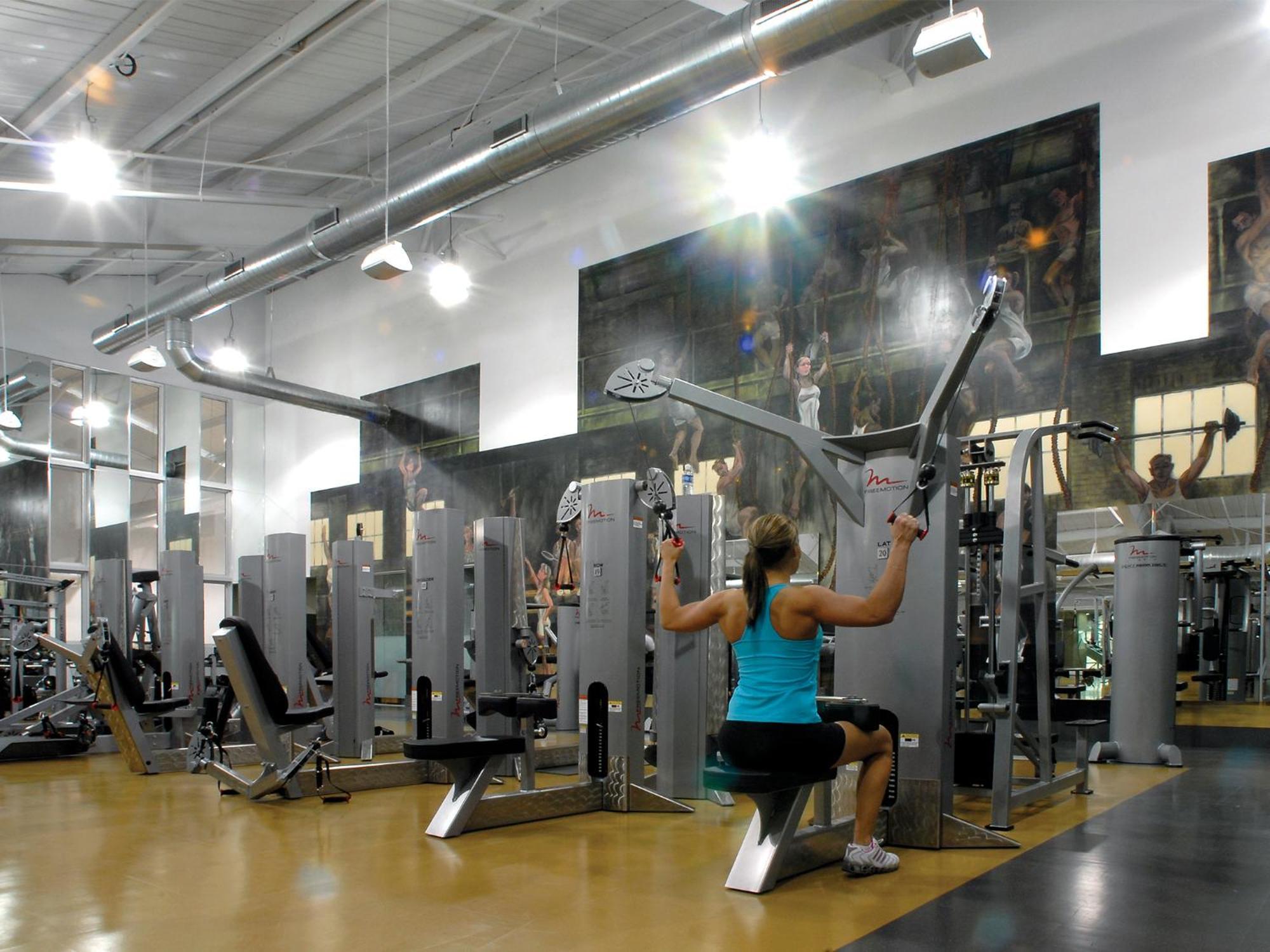 White Oaks Conference & Resort Spa Niagara-on-the-Lake Exteriör bild A woman works out on a lat pulldown machine.
