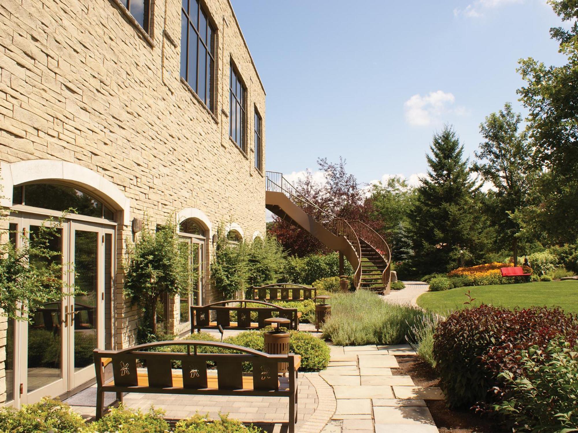 White Oaks Conference & Resort Spa Niagara-on-the-Lake Exteriör bild The courtyard at the Royal Berkshire Hospital