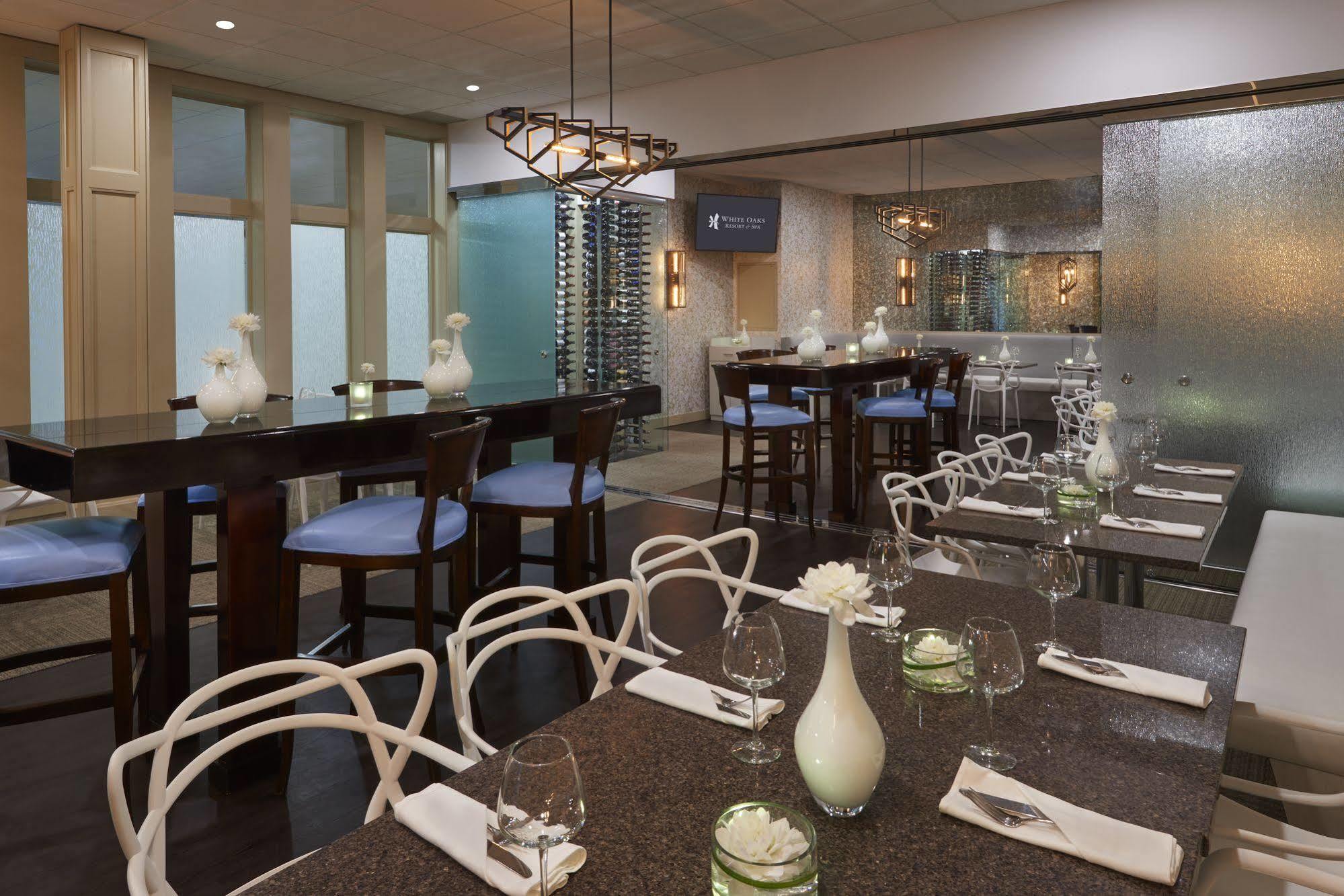 White Oaks Conference & Resort Spa Niagara-on-the-Lake Exteriör bild The interior of the lounge