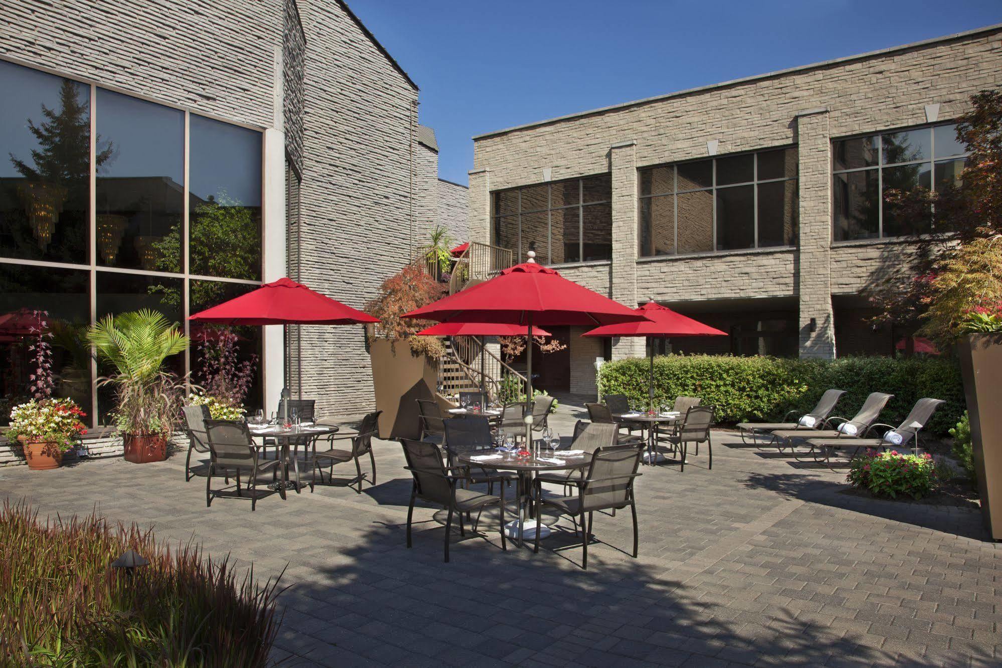 White Oaks Conference & Resort Spa Niagara-on-the-Lake Exteriör bild The outdoor patio at the hotel