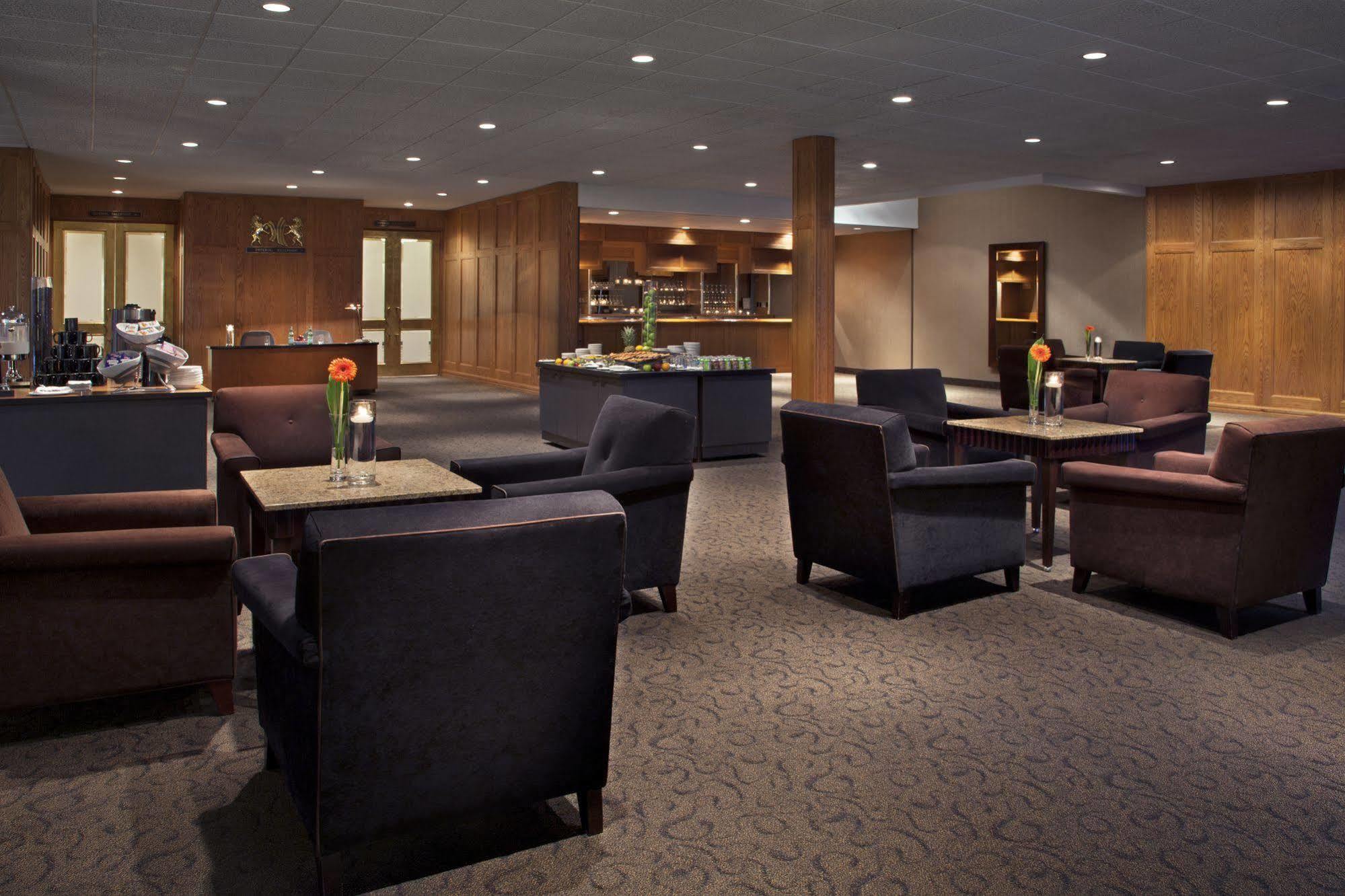White Oaks Conference & Resort Spa Niagara-on-the-Lake Exteriör bild The Club lounge at Vancouver International Airport